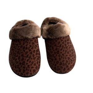 Women’s bedroom slippers Dillards NWOT Excellent condition comfortable shoes‎